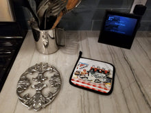 Load image into Gallery viewer, Barq's oysters Pot Holders - Set of 2 Decorative Kitchen Helpers | Made in the USA 1004PTHD