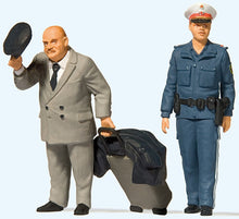 Load image into Gallery viewer, Preiser 44915 G Scale Traveler &amp; Female Police Officer