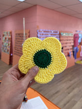 Load image into Gallery viewer, Crochet Daisy Coasters