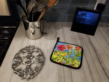 Load image into Gallery viewer, Gerber Daisies Pot Holders - Set of 2 Decorative Kitchen Helpers | Made in the USA 6038PTHD