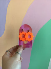 Load image into Gallery viewer, Happy Spring Daisy Earrings