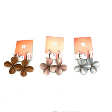 Load image into Gallery viewer, Clover Leather Earrings- Natural