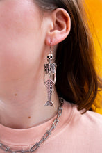 Load image into Gallery viewer, Eerie Embrace Titanium Link Necklace