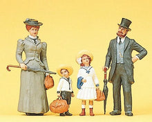 Load image into Gallery viewer, Preiser 45062 G Scale Family on Holliday