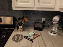 Load image into Gallery viewer, Bloodhound Momma's Love Oven Mitt 7014OVMT
