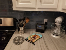 Load image into Gallery viewer, Chow Chow Oven Mitt 7020OVMT