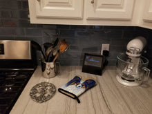 Load image into Gallery viewer, Papillon A Rose for you Oven Mitt 7037OVMT