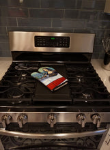 Load image into Gallery viewer, Fawn Pug and Mona Lisa Oven Mitt 7043OVMT