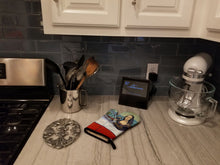 Load image into Gallery viewer, Fawn Pug and Mona Lisa Oven Mitt 7043OVMT