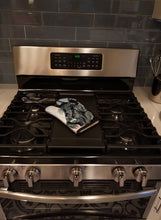 Load image into Gallery viewer, Scottish Terrier Oven Mitt 7047OVMT
