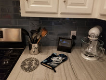 Load image into Gallery viewer, Great Dane Moonlight Oven Mitt 7067OVMT