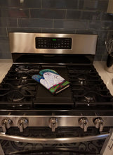 Load image into Gallery viewer, Maltese Momma and Puppy Oven Mitt 7104OVMT