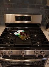 Load image into Gallery viewer, Sussex Spaniel Oven Mitt 7122OVMT