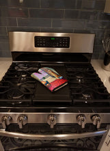 Load image into Gallery viewer, French Bulldog and lady Oven Mitt 7128OVMT
