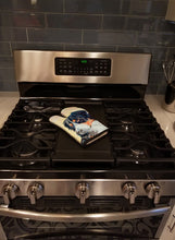 Load image into Gallery viewer, Bernese Mountain Dog Oven Mitt 7131OVMT
