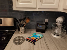 Load image into Gallery viewer, Lady with her Pug Oven Mitt 7133OVMT