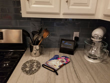 Load image into Gallery viewer, Persian Cat Oven Mitt 7150OVMT