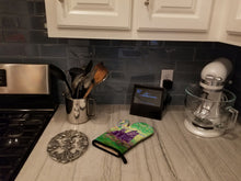 Load image into Gallery viewer, Schipperke and puppy Oven Mitt 7263OVMT