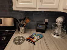 Load image into Gallery viewer, Lady with her Pug Oven Mitt 7265OVMT