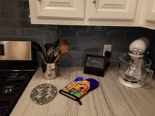 Load image into Gallery viewer, Cocker Spaniel with Frog Oven Mitt 7342OVMT