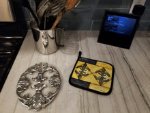 Load image into Gallery viewer, Fleur de lis Pot Holders - Set of 2 Decorative Kitchen Helpers | Made in the USA 8089PTHD