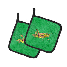 Load image into Gallery viewer, Grasshopper on Green Pot Holders - Set of 2 Decorative Kitchen Helpers | Made in the USA 8849PTHD
