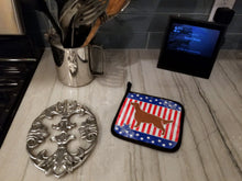 Load image into Gallery viewer, IUSA Patriotic rish Setter Pot Holders - Set of 2 - Heat-Resistant Kitchen Essentials BB3293PTHD