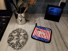 Load image into Gallery viewer, USA Patriotic English Pointer Pot Holders - Set of 2 - Heat-Resistant Kitchen Essentials BB3295PTHD