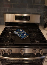 Load image into Gallery viewer, Blue Flowers Cocker Spaniel Oven Mitt BB5067OVMT