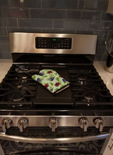 Load image into Gallery viewer, Berries in Green Oven Mitt BB5208OVMT