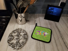 Load image into Gallery viewer, Happy Easter Green Quatrafoil Pot Holders - Set of 2 - Heat-Resistant Kitchen Essentials BB6900PTHD