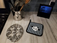 Load image into Gallery viewer, Halloween Ghost Bat Pot Holders - Set of 2 - Heat-Resistant Kitchen Essentials BB6964PTHD