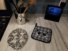 Load image into Gallery viewer, Panda Bear Face Pot Holders - Set of 2 - Heat-Resistant Kitchen Essentials BB7036PTHD