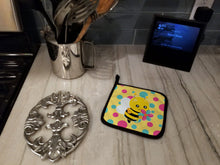 Load image into Gallery viewer, Bee with Flower Pot Holders - Set of 2 - Heat-Resistant Kitchen Essentials BB7097PTHD