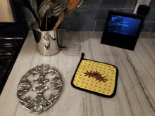 Load image into Gallery viewer, Star Anise on Basketweave Pot Holders - Set of 2 - Heat-Resistant Kitchen Essentials BB7213PTHD