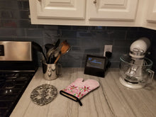 Load image into Gallery viewer, Pink Lillies Oven Mitt BB7446OVMT