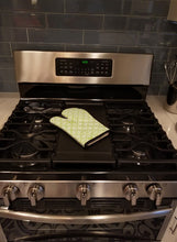 Load image into Gallery viewer, Gemoetric Circles on Green Watercolor Oven Mitt BB7493OVMT