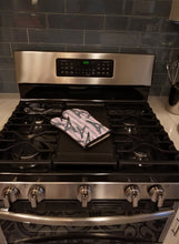 Load image into Gallery viewer, Watercolor Eiffel Tower and Stripes Oven Mitt BB7509OVMT