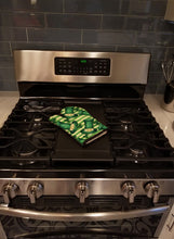 Load image into Gallery viewer, Watercolor St Patrick's Day Leprechan Hat Oven Mitt BB7558OVMT