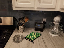 Load image into Gallery viewer, Watercolor St Patrick's Day Leprechan Hat Oven Mitt BB7558OVMT