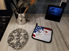 Load image into Gallery viewer, Samoyed Patriotic Pot Holders - Set of 2 - Heat-Resistant Kitchen Essentials BB9691PTHD