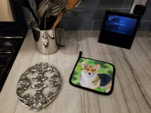 Load image into Gallery viewer, Pembroke Corgi St Patrick's Pot Holders - Set of 2 - Heat-Resistant Kitchen Essentials BB9816PTHD