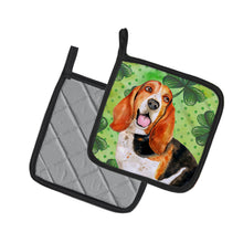 Load image into Gallery viewer, Basset Hound St Patrick's Pot Holders - Set of 2 - Heat-Resistant Kitchen Essentials BB9878PTHD