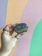 Load image into Gallery viewer, Shell Hair Claw