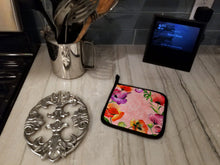 Load image into Gallery viewer, Poppy Flowers Pot Holders - Set of 2 - Heat-Resistant Kitchen Essentials