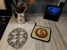 Load image into Gallery viewer, Finnish Spitz Christmas Flowers Pot Holders - Set of 2 Decorative Kitchen Helpers | Made in the USA