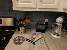 Load image into Gallery viewer, Keeshond Hippie Dawg Oven Mitt