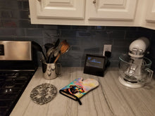 Load image into Gallery viewer, Chocolate Labrador Hippie Dawg Oven Mitt