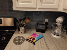 Load image into Gallery viewer, Chocolate Labrador Hippie Dawg Oven Mitt