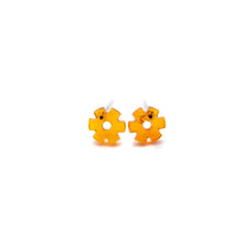 Load image into Gallery viewer, Topaz Serrated Daisy Flower Stud Earrings